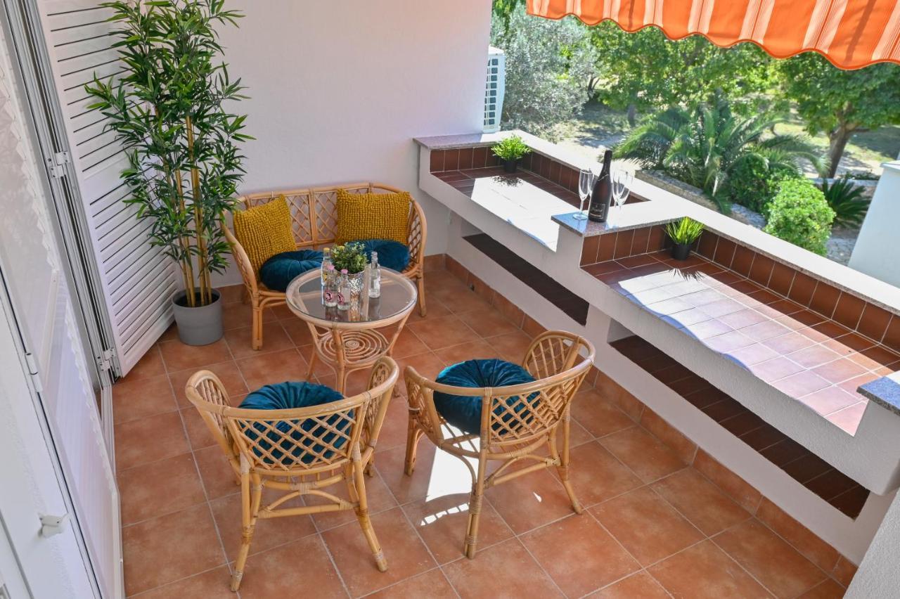 Apartment Adela I With Terrace Novalja Exterior foto